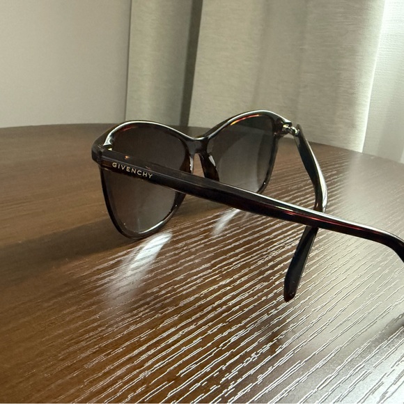 Givenchy sunglasses - Picture 2 of 4